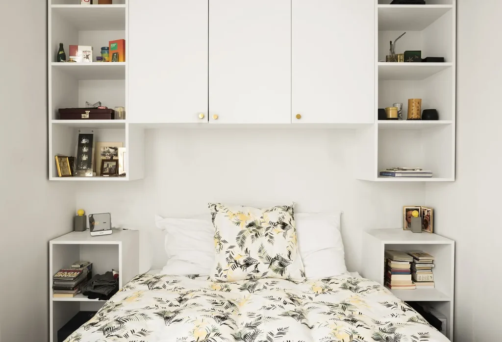 Chambre à coucher d'un appartement rénové